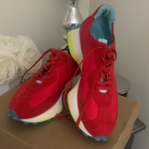 Womens Steve Madden sneaker - Picture 2 of 9